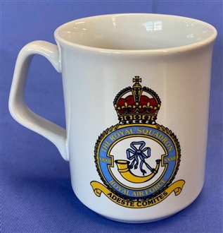 32 (THE ROYAL) SQUADRON CREST MUG - TUDOR CROWN