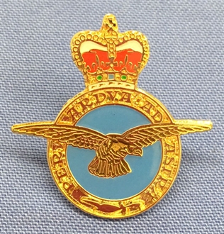 RAF CREST PIN BADGE