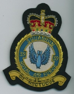 39 SQN CREST GOLD WIRE BADGE